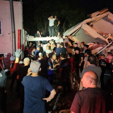 Balıkesir’de 6,1 büyüklüğünde deprem: 10 bina yıkıldı, 2 kişi kurtarılmaya çalışılıyor