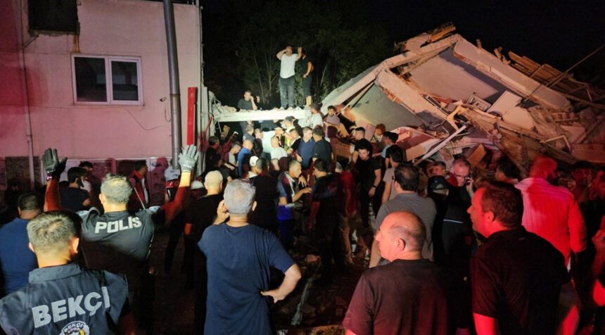 Balıkesir’de 6,1 büyüklüğünde deprem: 10 bina yıkıldı, 2 kişi kurtarılmaya çalışılıyor