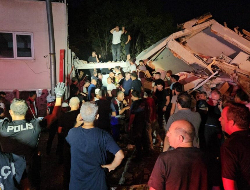 Balıkesir’de 6,1 büyüklüğünde deprem: 10 bina yıkıldı, 2 kişi kurtarılmaya çalışılıyor