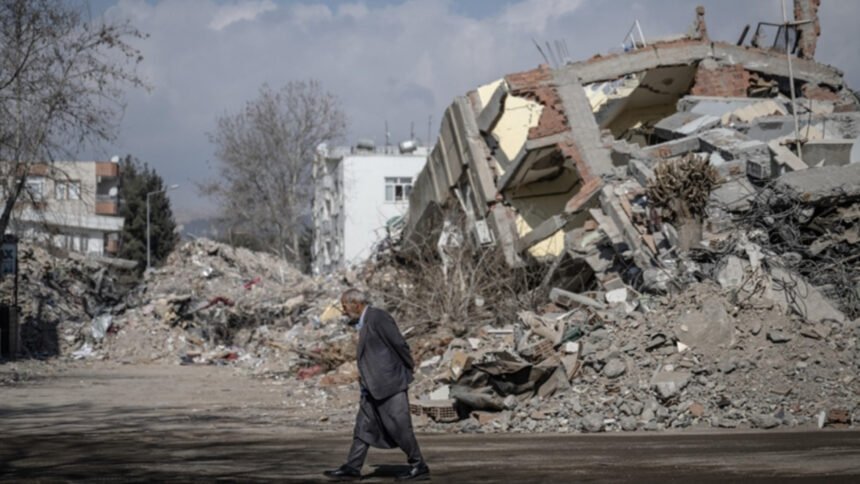 Depremde yıkılan Ezgi Apartmanı’nın firari sanıkları yurt dışına kaçtı