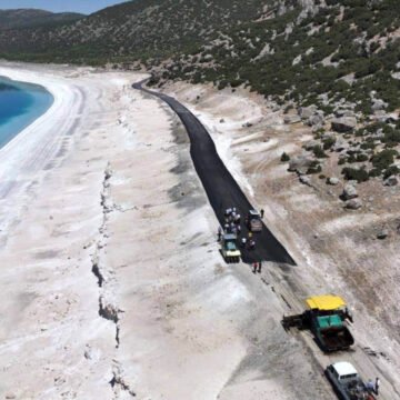 Beyaz Cennetin Üzerinde Asfalt Gölgesi