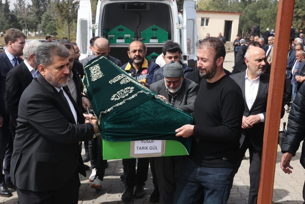 1760fb17d60ada058ef5efeec9d17ca6-1024x683 Kahramanmaraş'taki okul saldırısında hayatını kaybedenler son yolculuğuna uğurlandı