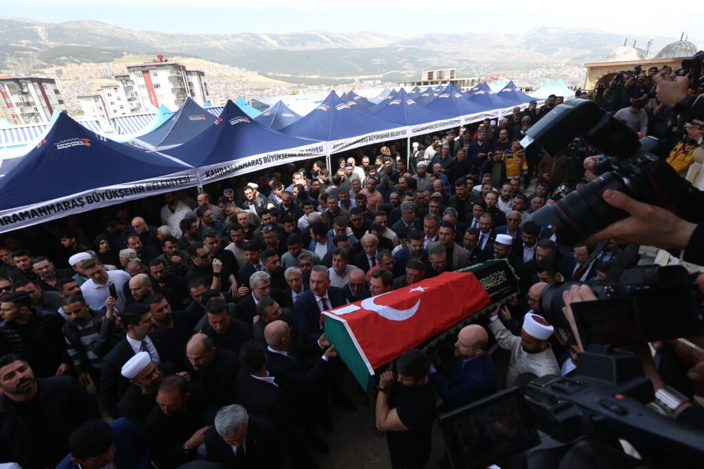 e48b7527bfef68923dd3919d1805bf4b-1-1-1024x683 Kahramanmaraş'taki okul saldırısında hayatını kaybedenler son yolculuğuna uğurlandı