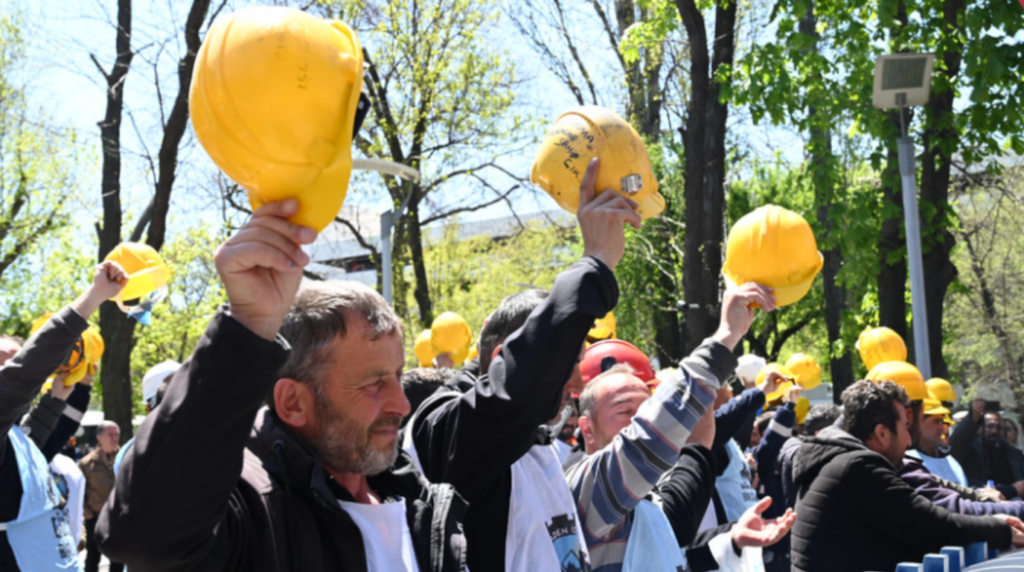 hair-makeup-5-1-1024x572 Direnenler Kazandı! Madencilere Tüm Haklarının 15 Gün İçinde Ödeneceği Sözü Verildi